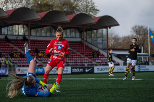 s målvakt Milla-Maj Majasaari med en räddning framför