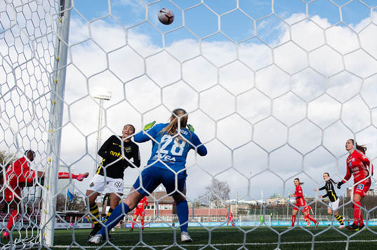 s Rosa Kafaji och målvakt Milla-Maj Majasaari