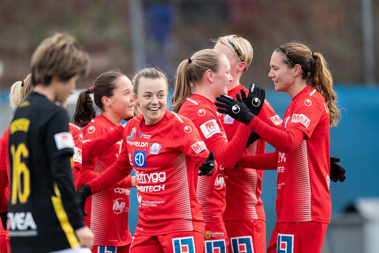 Linköpings Olga Ahtinen och Frida Leonhardsen Maanum jublar