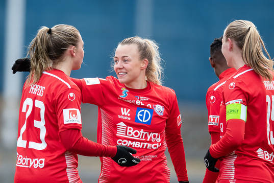 Linköpings Olga Ahtinen och Cornelia Kapocs jublar