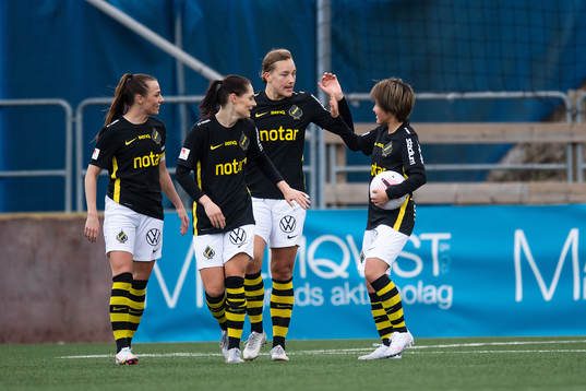 s Jenny Danielsson jublar med Honoka Hayashi