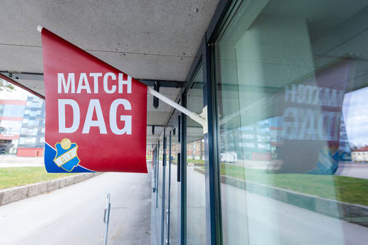 Flagga med matchdag före fotbollsmatchen i Superettan