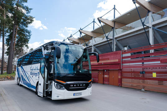 Falkenbergs spelarbuss utanför arenan före