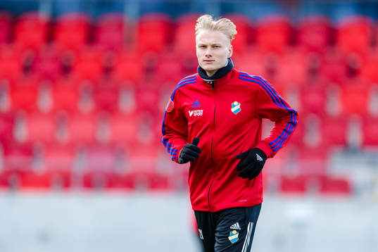 Östers Filip Örnblom värmer upp före fotbollsmatchen i