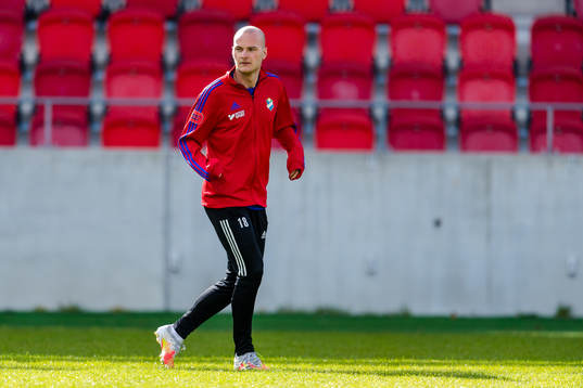Östers Jonathan Drott värmer upp före fotbollsmatchen i