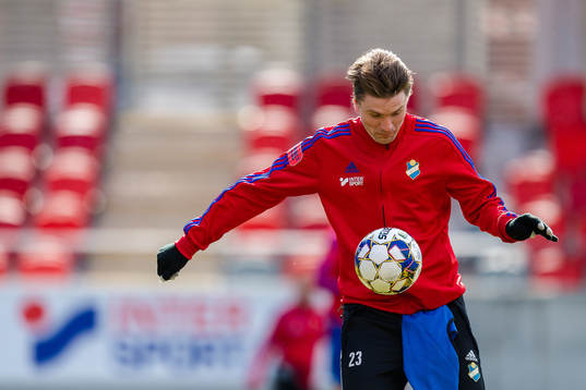 Östers Marcus Astvald värmer upp före fotbollsmatchen i