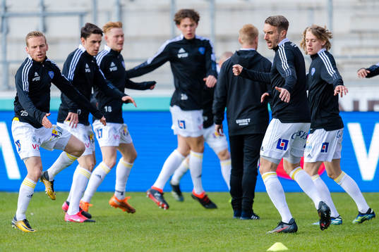 Falkenbergs spelare värmer upp före fotbollsmatchen i