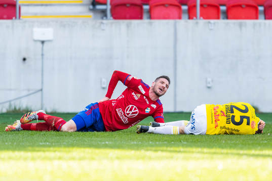 Östers James Keene och Falkenbergs Tobias Englund har ont