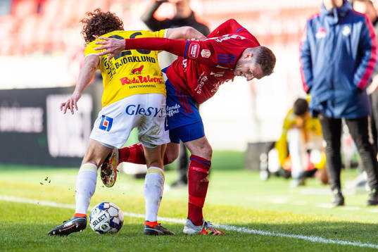 Falkenbergs Kalle Björklund och Östers James Keene i kamp