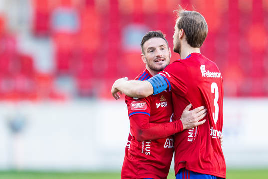 Östers James Keene och Månz Berg jublar