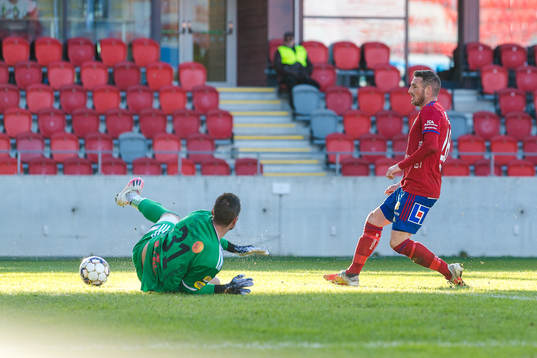 Östers James Keene gör mål 2-1 bakom Falkenbergs