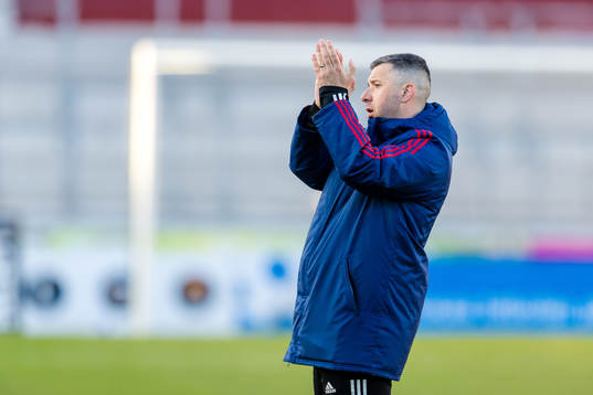 Östers tränare Dennis Velic jublar