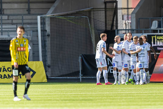 Sirius Christian Kouakou jublar med lagkamrater
