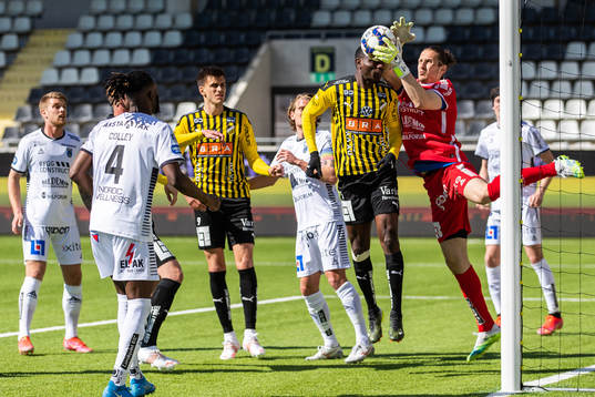 Häckens Benie Adama Traore och Sirius målvakt David Mitov