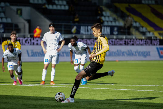 Häckens Alexander Jeremejeff  skjuter reducering till 1-2