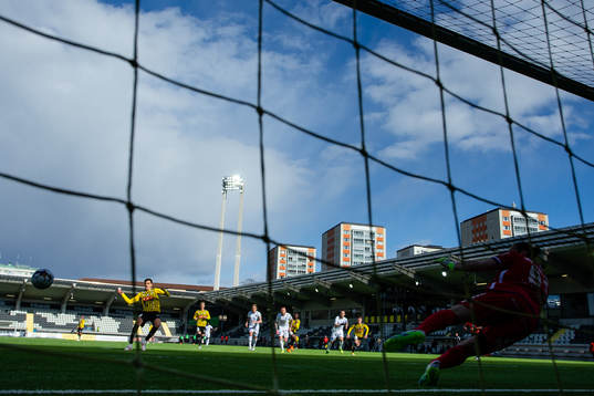 Häckens Alexander Jeremejeff  reducerar till 1-2 på straff