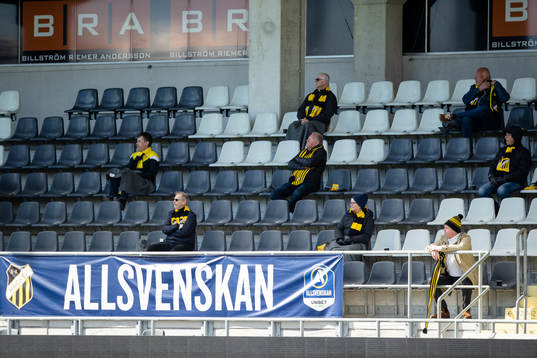 Åtta Häcken supportrar på läktaren