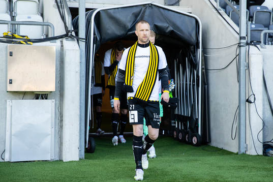 Häckens Rasmus Lindgren har på sig en t-shirt med texten