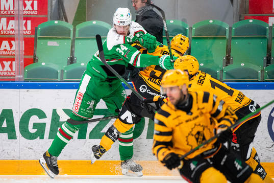 Rögles Adam Edström tacklar Skellefteås Oskar Nilsson