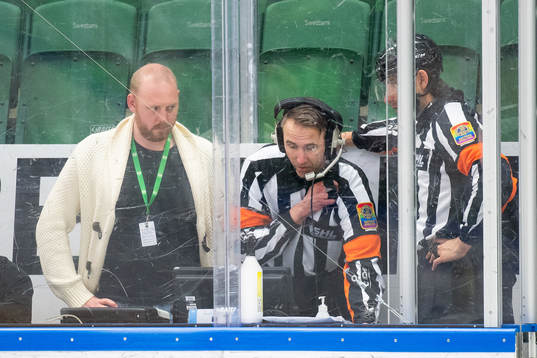 Domare Linus Öhlund videogranskar Rögles 1-0