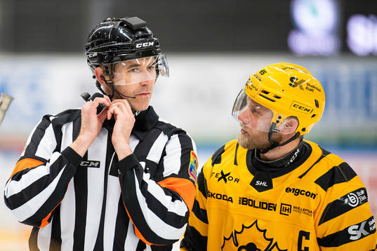 Domare Linus Öhlund i samtal med Skellefteås Oscar Möller