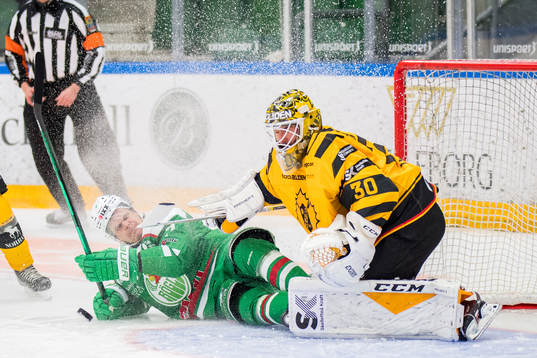 Rögles Erlend Lesund kraschar mot Skellefteås målvakt