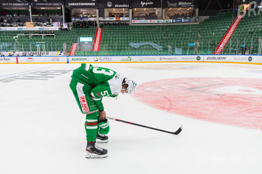Rögles Moritz Seider lämnar isen skadad