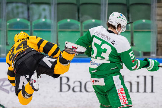 Rögles Moritz Seider tacklar Skellefteås Andreas Wingerli
