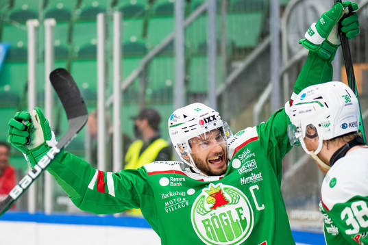 Rögles Mattias Sjögren jublar med Erik Andersson