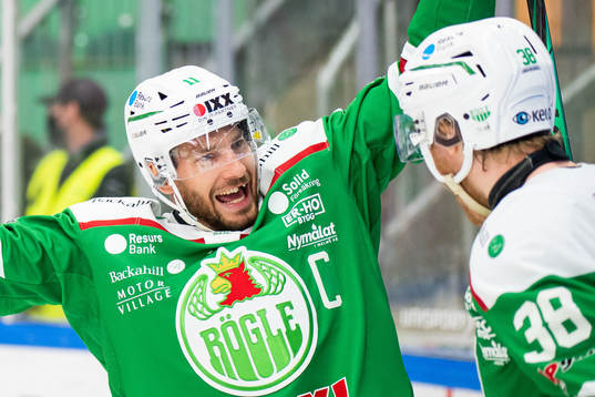 Rögles Mattias Sjögren jublar med Erik Andersson
