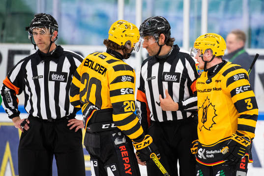 Skellefteås Roland McKeown och Niclas Burström pratar med