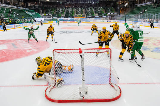 Rögles Erik Andersson (tv) gör 2-1 på Skellefteås