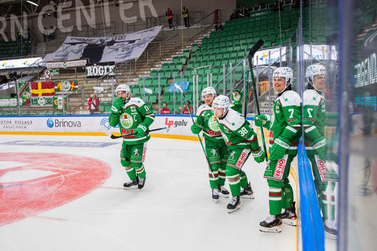Rögles Erik Andersson jublar med lagkamrater