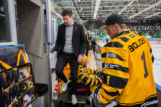 Skellefteås tränare Stefan Klockare deppar