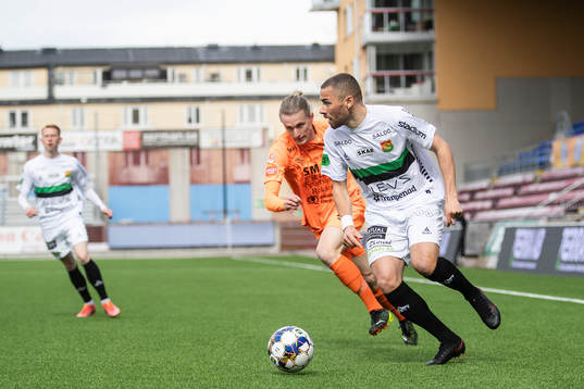 GAIS Malkolm Moenza och AFC Eskilstunas Viktor Götesson