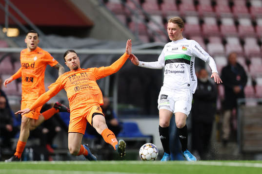 GAIS Adam Egnell och AFC Eskilstunas Abdelkarim Mammar