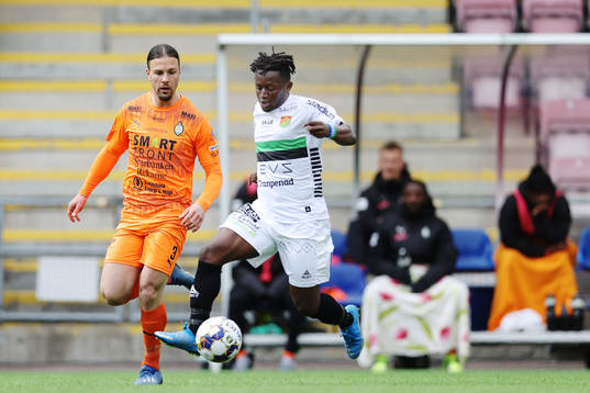 GAIS Michael Kargbo och AFC Eskilstunas Abdelkarim Mammar