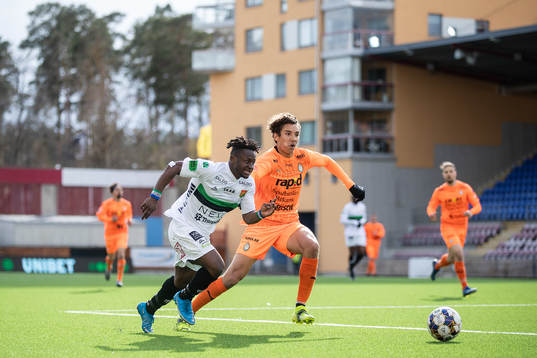 GAIS Michael Kargbo och AFC Eskilstunas Rasmus Wikström