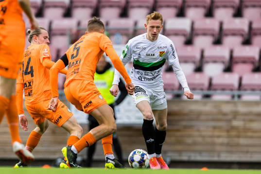 GAIS Julius Lindberg utmanar AFC Eskilstuna spelare