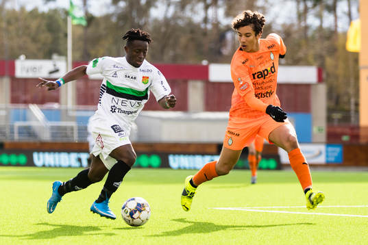GAIS Michael Kargbo i kamp om bollen med AFC Eskilstunas