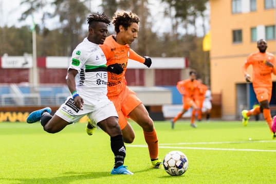 GAIS Michael Kargbo i kamp om bollen med AFC Eskilstunas