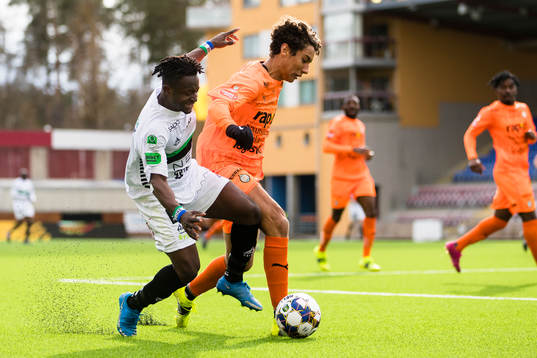 GAIS Michael Kargbo i kamp om bollen med AFC Eskilstunas