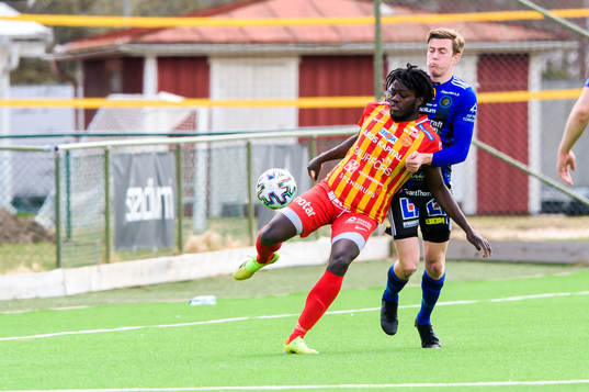 Örebro Syrianskas Daniel Mushitu  och Karlstads Christian