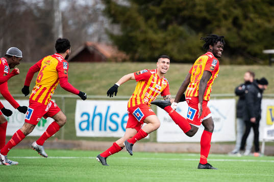Örebro Syrianskas Daniel Mushitu jublar
