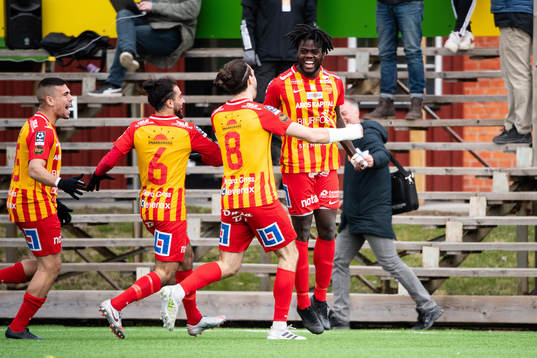 Örebro Syrianskas Daniel Mushitu jublar