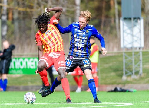 Örebro Syrianskas Daniel Mushitu och Karlstads Eric