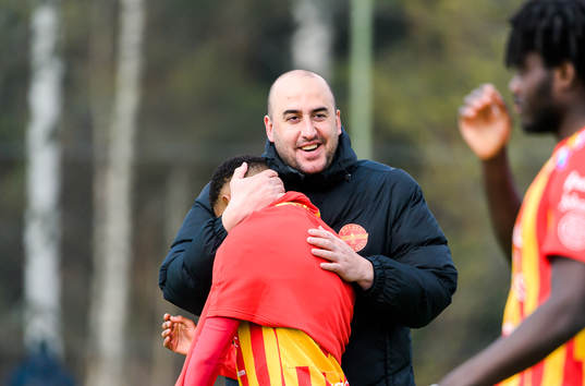 Örebro Syrianskas tränare Barsaum Cicek jublar