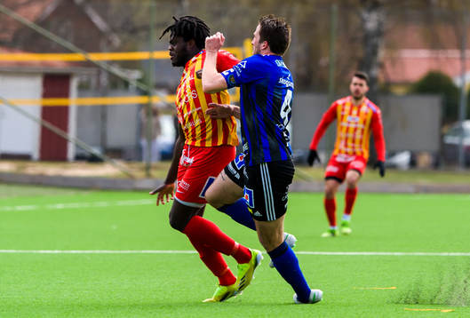 Örebro Syrianskas Daniel Mushitu och Karlstads Stefan