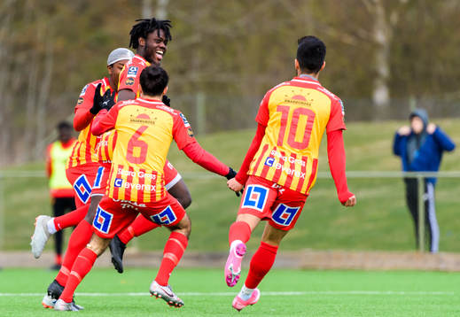 Örebro Syrianskas Daniel Mushitu jublar
