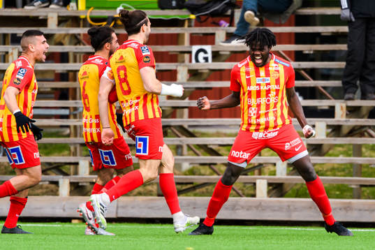 Örebro Syrianskas Daniel Mushitu jublar
